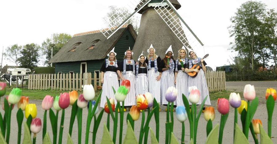 Volendam: Traditional Costume Photo with Cheese & Clog Tour - Practical Tips so Your Hour Goes Smoothly
