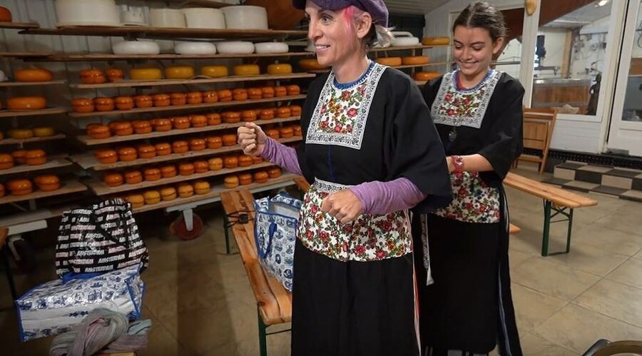 Volendam: Traditional Costume Photo with Cheese & Clog Tour - Simonehoeve Meeting Point: Finding the Windmill and Keeping Your Timeline Tight